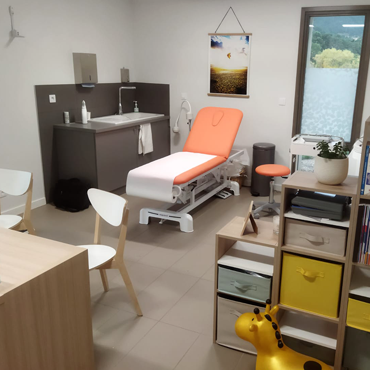 Barber 1 young man with beard smiling and wearing a  brown shirt
